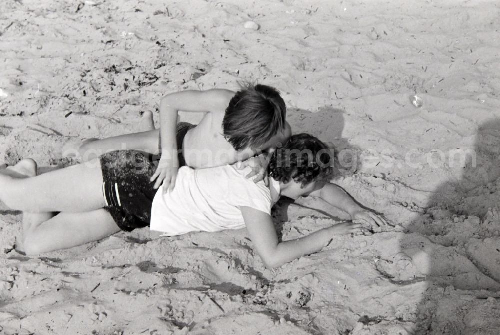 GDR image archive: Prerow - Beach activity and recreation on the Baltic Sea beach in Prerow in the state Mecklenburg-Western Pomerania on the territory of the former GDR, German Democratic Republic