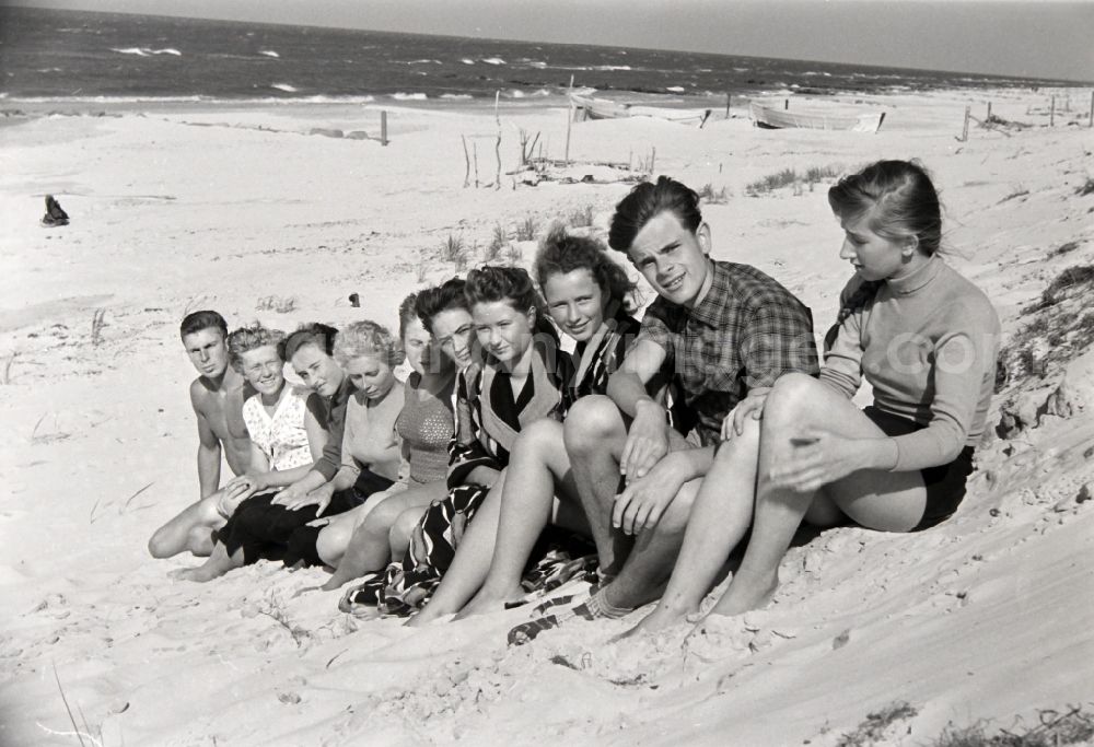 GDR image archive: Prerow - Beach activity and recreation on the Baltic Sea beach in Prerow in the state Mecklenburg-Western Pomerania on the territory of the former GDR, German Democratic Republic