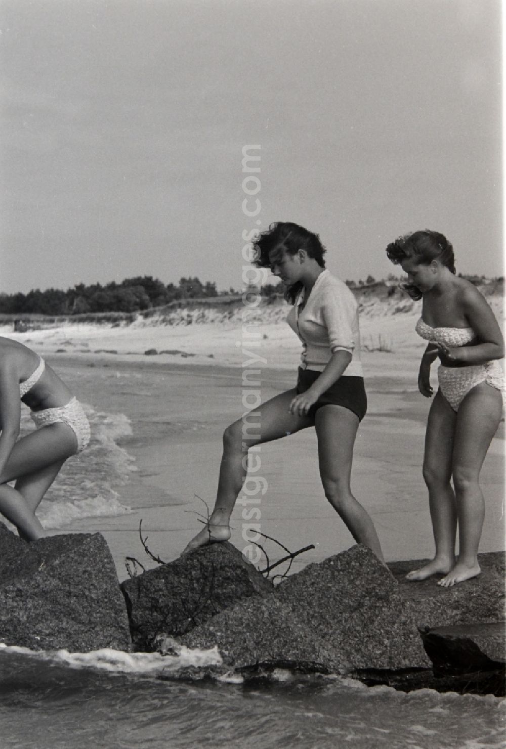 GDR photo archive: Prerow - Beach activity and recreation on the Baltic Sea beach in Prerow in the state Mecklenburg-Western Pomerania on the territory of the former GDR, German Democratic Republic