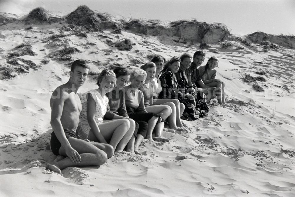 GDR picture archive: Prerow - Beach activity and recreation on the Baltic Sea beach in Prerow in the state Mecklenburg-Western Pomerania on the territory of the former GDR, German Democratic Republic