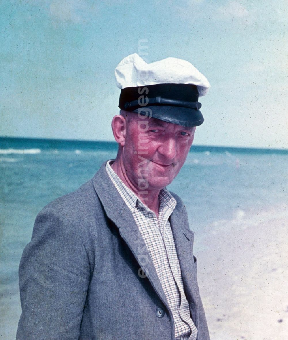 Prerow: Beach attendant of the municipality of Prerow on the shore of the Baltic Sea in Prerow in the federal state Mecklenburg-West Pomerania in the area of the former GDR, German democratic republic
