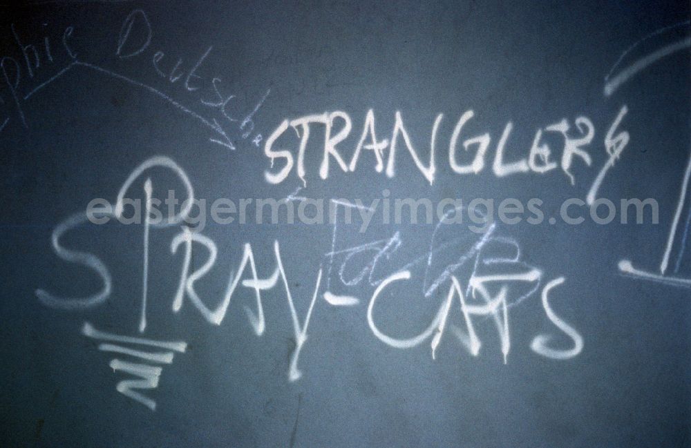 GDR image archive: Berlin - Stranglers lettering on a house wall in Berlin-Mitte in the area of the former GDR, German Democratic Republic