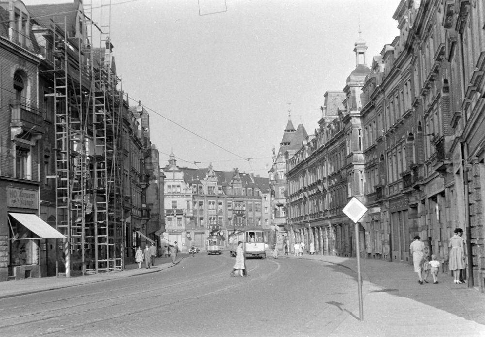 GDR picture archive: Dresden - Traffic situation in the street area entlang der Leipziger Strasse on street S82 in the district Mickten in Dresden, Saxony on the territory of the former GDR, German Democratic Republic