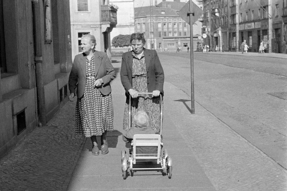 GDR image archive: Dresden - Two women with strollers along Rossmaesslerstrasse in the Mickten district of Dresden, Saxony in the territory of the former GDR, German Democratic Republic
