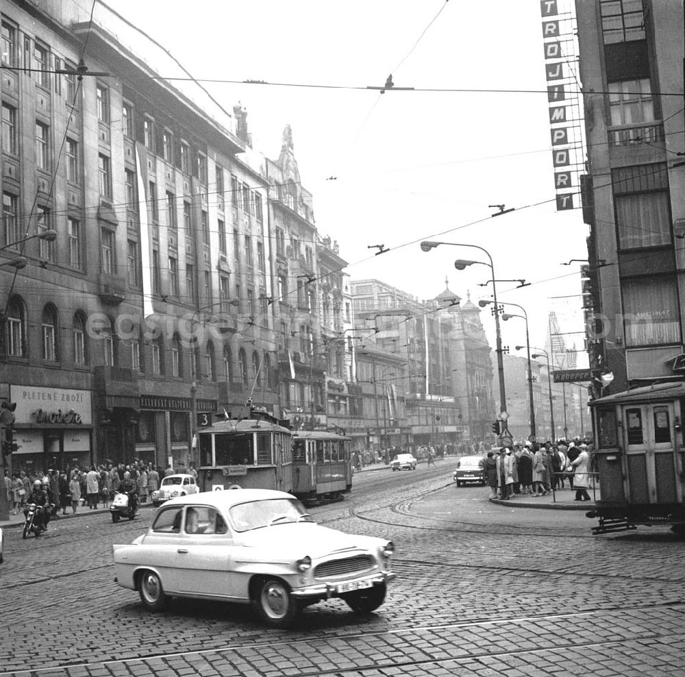 GDR picture archive: Prag - Blick auf Kreuzung / Straße, Auto (Skoda Octavia) fährt vor Straßenbahn (Ringhoffer 4 Fenster) auf Straße, beide biegen ab. Prag (Praha) ist die Hauptstadt der Tschechoslowakei CSSR (heute Tschechien).