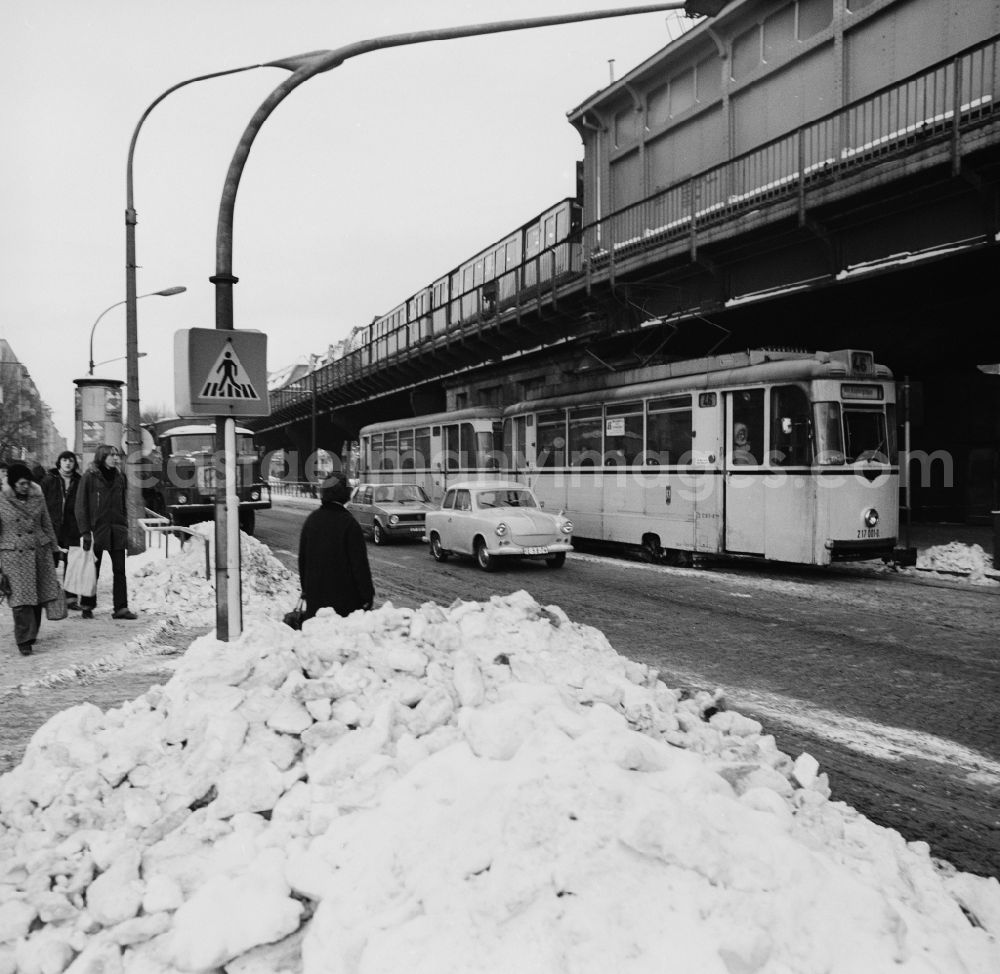 GDR image archive: Berlin - Prenzlauer Berg - Pedestrian crossing and a tram line 46 to the Schönhauser Allee in winter in Berlin - Prenzlauer Berg. In the background, the elevated railway