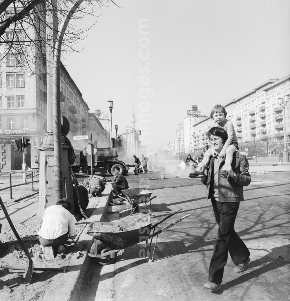 Berlin: Roadworks on the Karl-Marx-Allee in Berlin street corner Andreas street