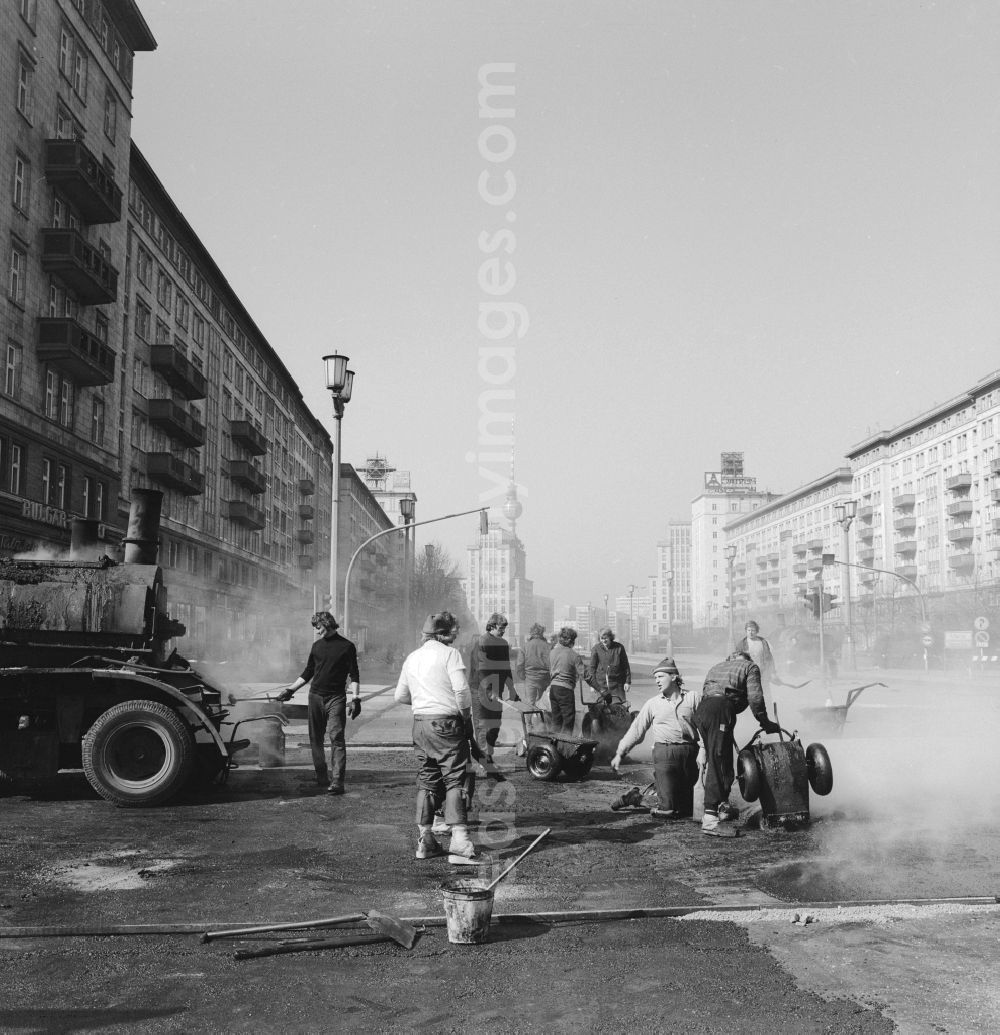GDR image archive: Berlin - Roadworks on the Karl-Marx-Allee in Berlin street corner Andreas street