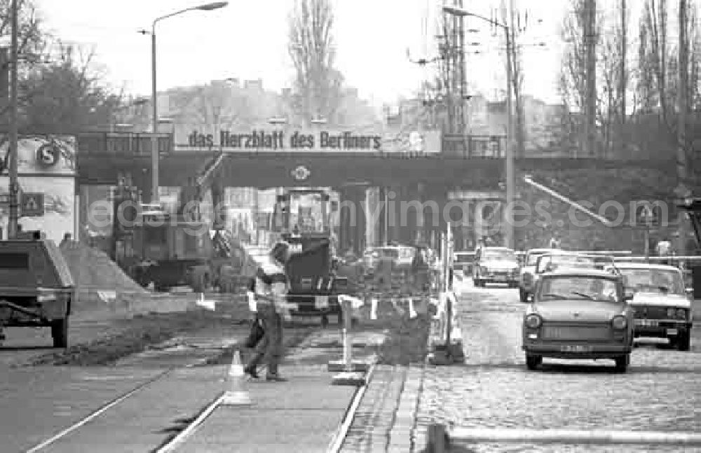 GDR picture archive: Berlin - 27.11.1987 Straßenbaumaßnahmen der Mahlsdorfer Str. Berlin