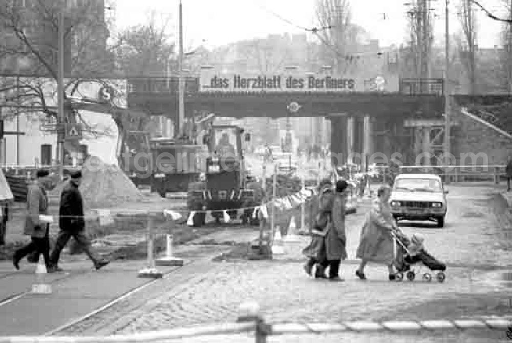 Berlin: 27.11.1987 Straßenbaumaßnahmen der Mahlsdorfer Str. Berlin