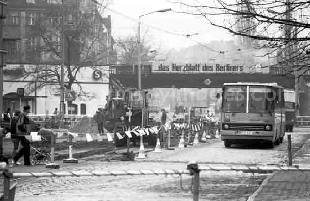 GDR image archive: Berlin - 27.11.1987 Straßenbaumaßnahmen der Mahlsdorfer Str. Berlin