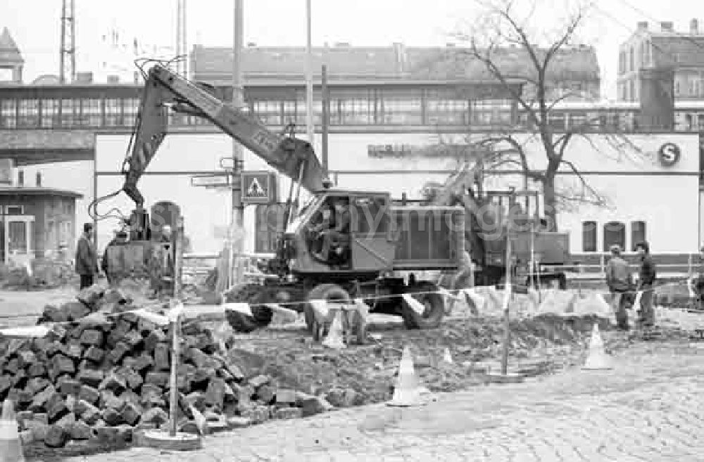 GDR photo archive: Berlin - 27.11.1987 Straßenbaumaßnahmen der Mahlsdorfer Str. Berlin