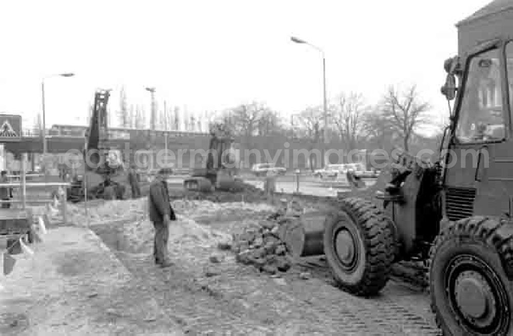 GDR picture archive: Berlin - 27.11.1987 Straßenbaumaßnahmen der Mahlsdorfer Str. Berlin
