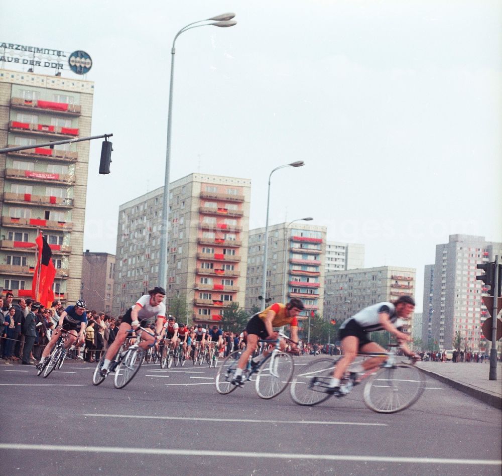 GDR image archive: Berlin - Street wheel runnings on Alexanderstrasse in Berlin, the former capital of the GDR, German democratic republic