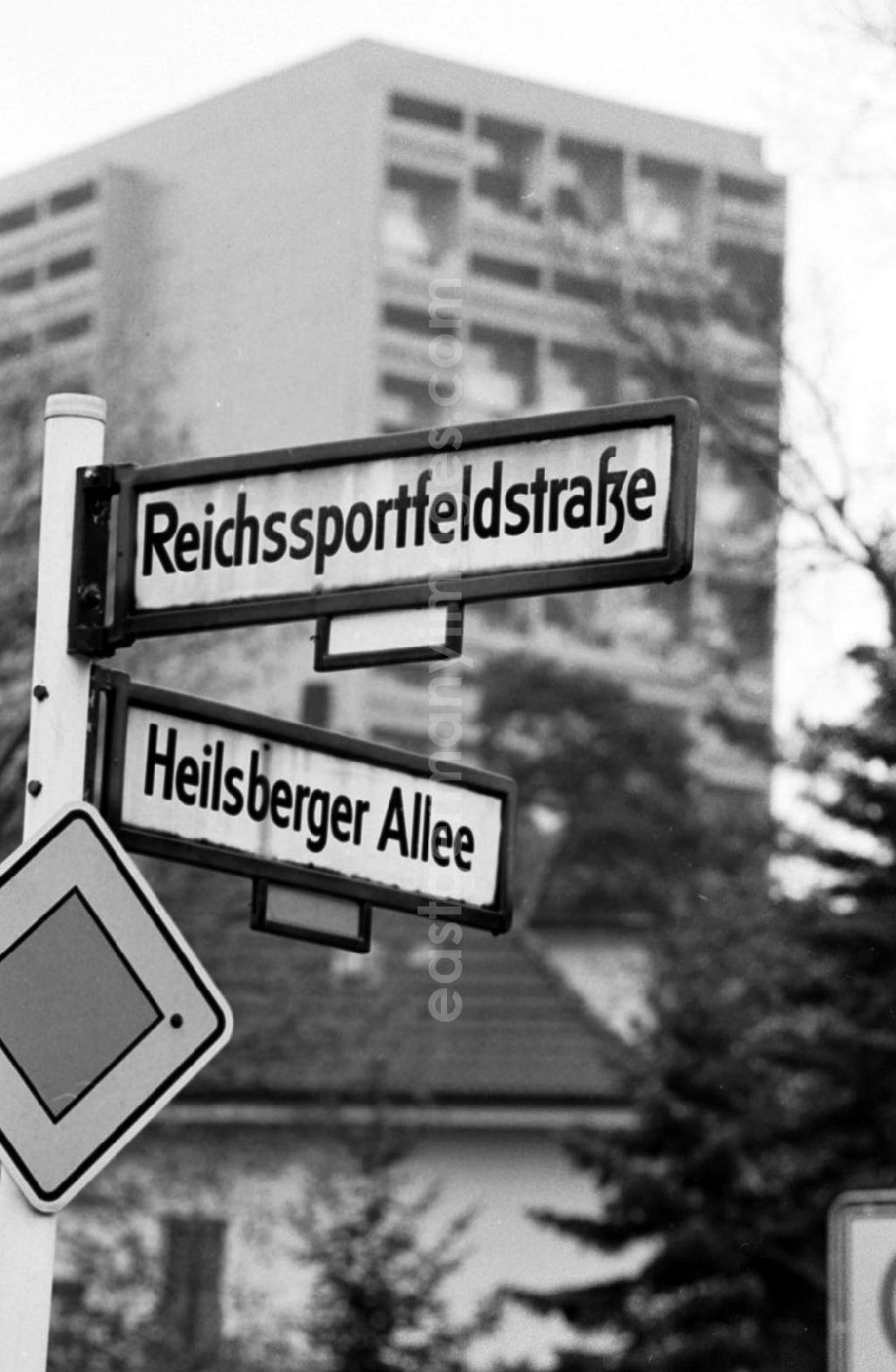 GDR photo archive: Berlin-Charlottenburg - Straßenschild Reichssportfeldstr. / Heilsberger Allee 28.1