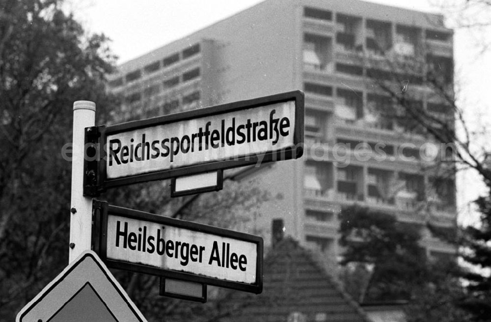 GDR picture archive: Berlin-Charlottenburg - Straßenschild Reichssportfeldstr. / Heilsberger Allee 28.1
