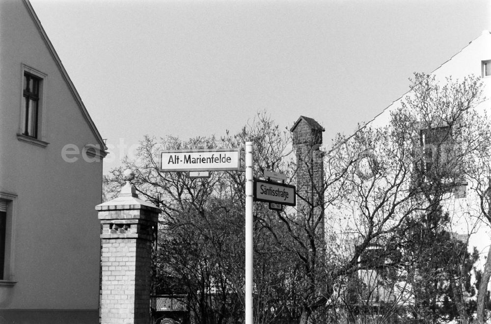 GDR picture archive: Berlin - Street signs at the corner of Alt-Marienfelde and Saentisstrasse in Berlin