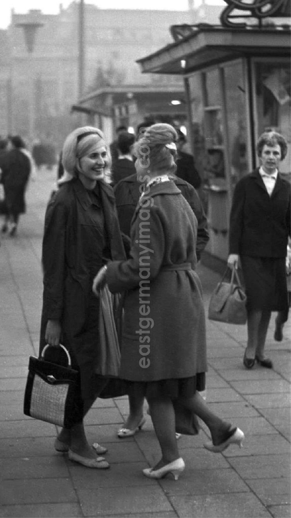GDR picture archive: Berlin - Drei Frauen mit typischen Frisuren der 6