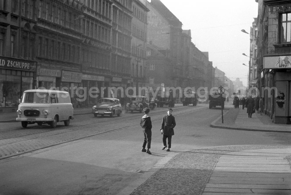 GDR photo archive: Leipzig - Street scene Ernst-Thaelmann-Strasse (today Eisenbahnstrasse) at the corner Hildegardstrasse in Leipzig in the state Saxony on the territory of the former GDR, German Democratic Republic