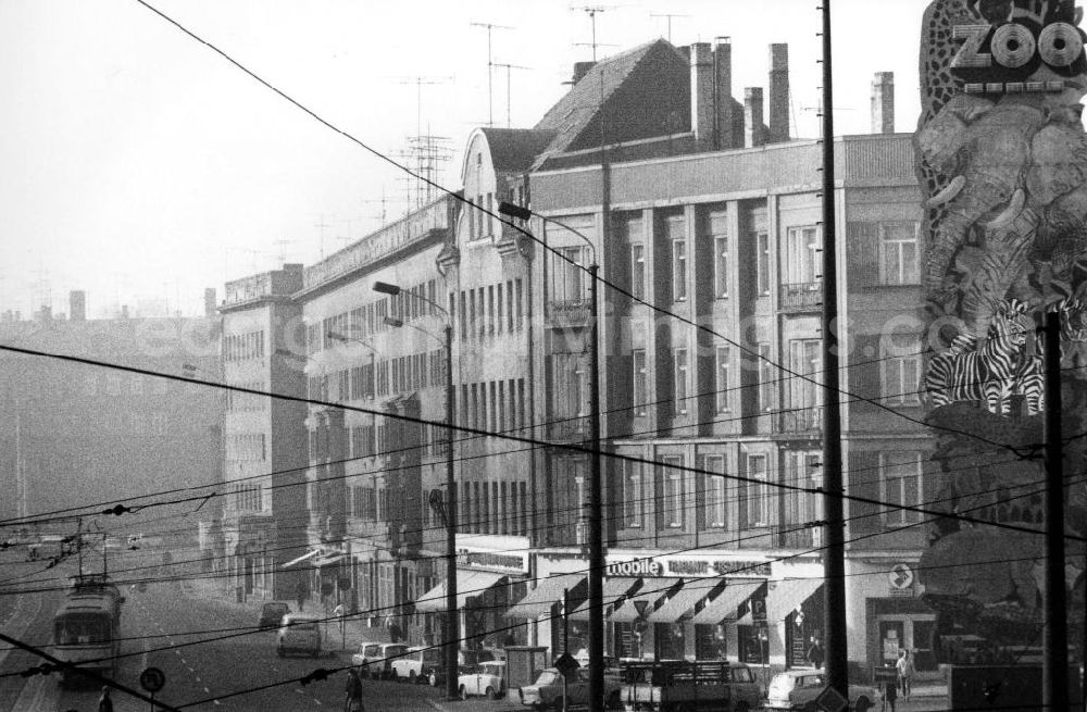 GDR picture archive: Leipzig - Strassenszene und Smog. Autos vom Typ Trabant 6