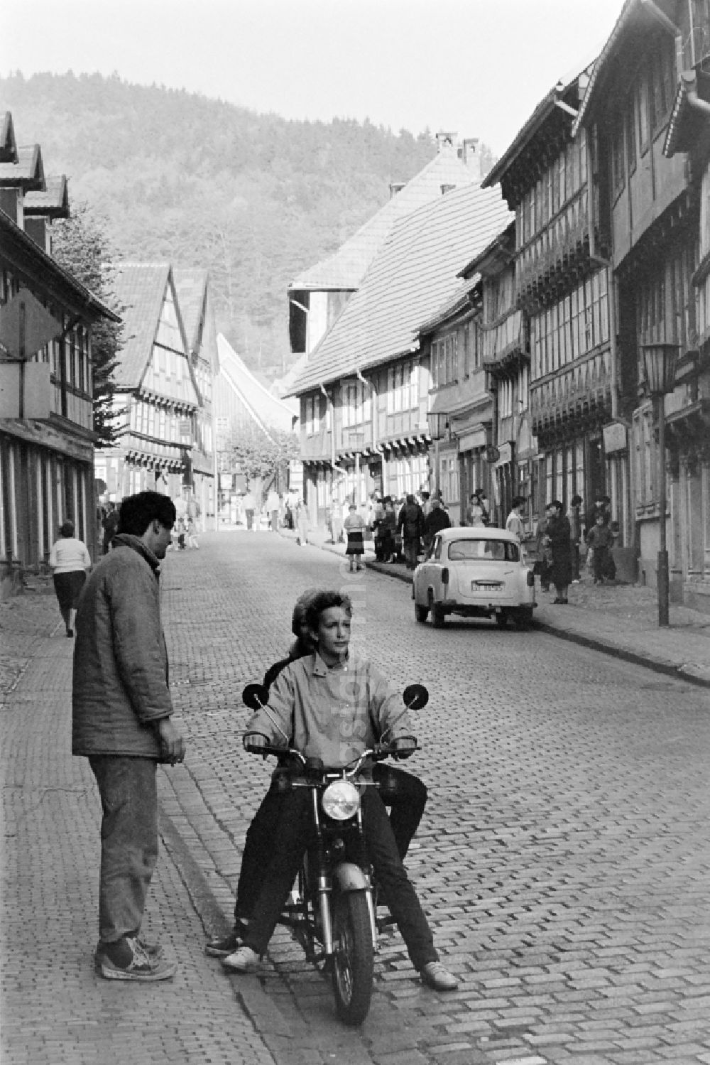 GDR image archive: Südharz - Street scene on the street market in the the climatic health resort Stolberg (Harz) South Harz in the federal state Saxony-Anhalt on the territory of the former GDR, German Democratic Republic