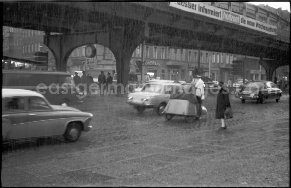 GDR photo archive: Berlin - Traffic policeman of the DVP German People's Police regulates the traffic situation with cars - motor vehicles and pedestrians on the road at Schoenhauser Allee crossing Eberswalder Strasse in the district of Prenzlauer Berg in the district Prenzlauer Berg in Berlin East Berlin on the territory of the former GDR, German Democratic Republic