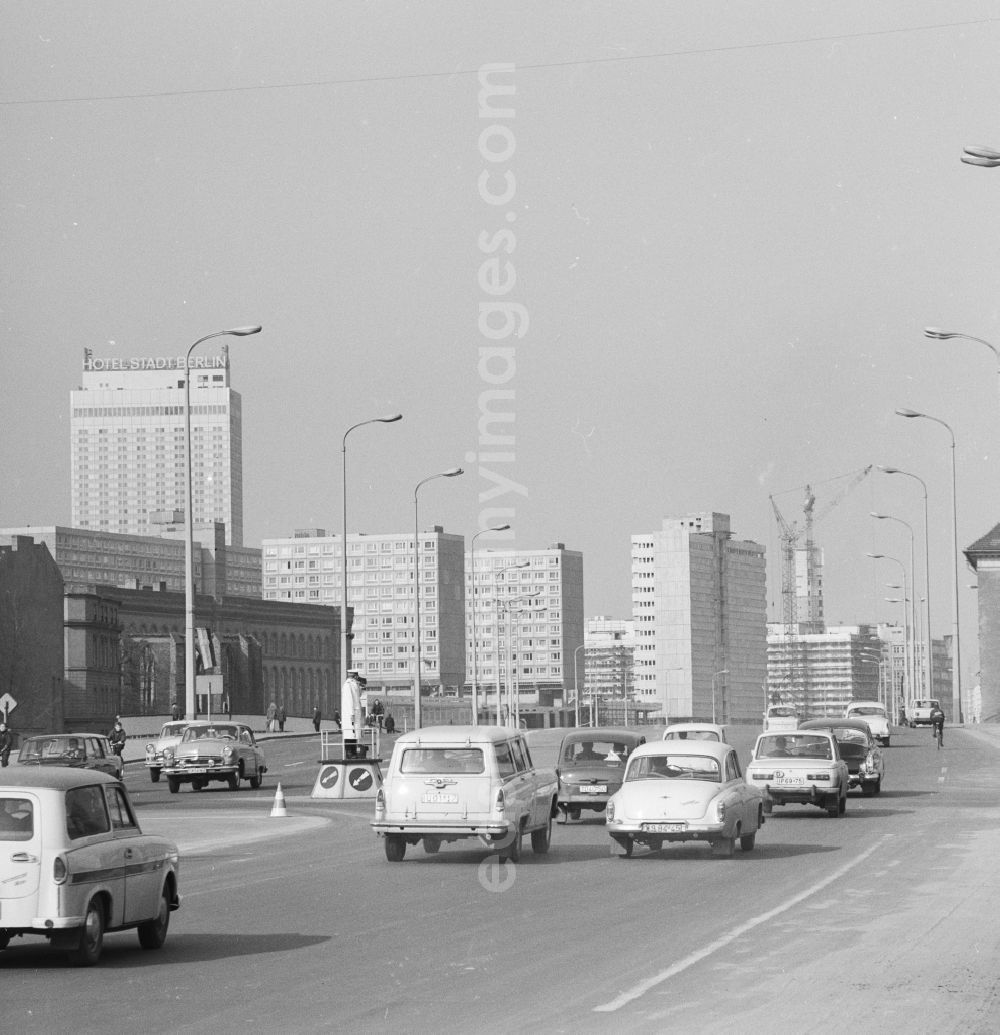 GDR image archive: Berlin - Road in the center of Berlin