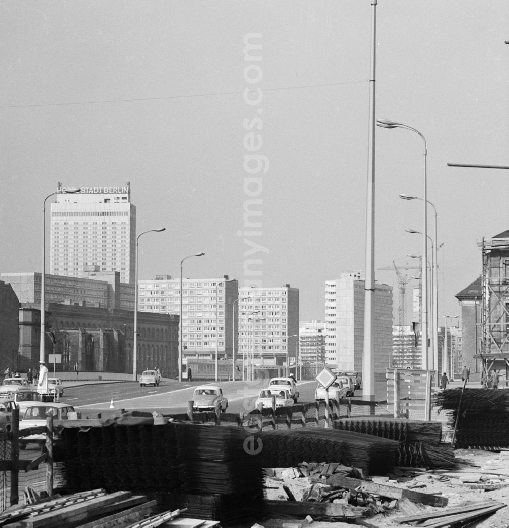 GDR image archive: Berlin - Road in the center of Berlin