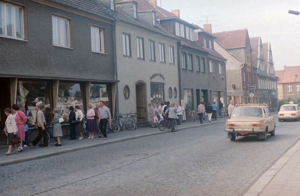 GDR image archive: Lübben (Spreewald) - Road traffic and road conditions in Luebben (Spreewald) in Lusatia, Brandenburg on the territory of the former GDR, German Democratic Republic