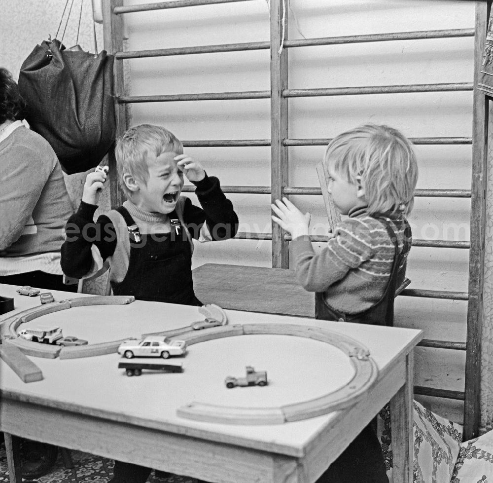 GDR image archive: Berlin - Dispute scene and hair pulling between small children in a kindergarten on Friedenstrasse in Berlin East Berlin on the territory of the former GDR, German Democratic Republic