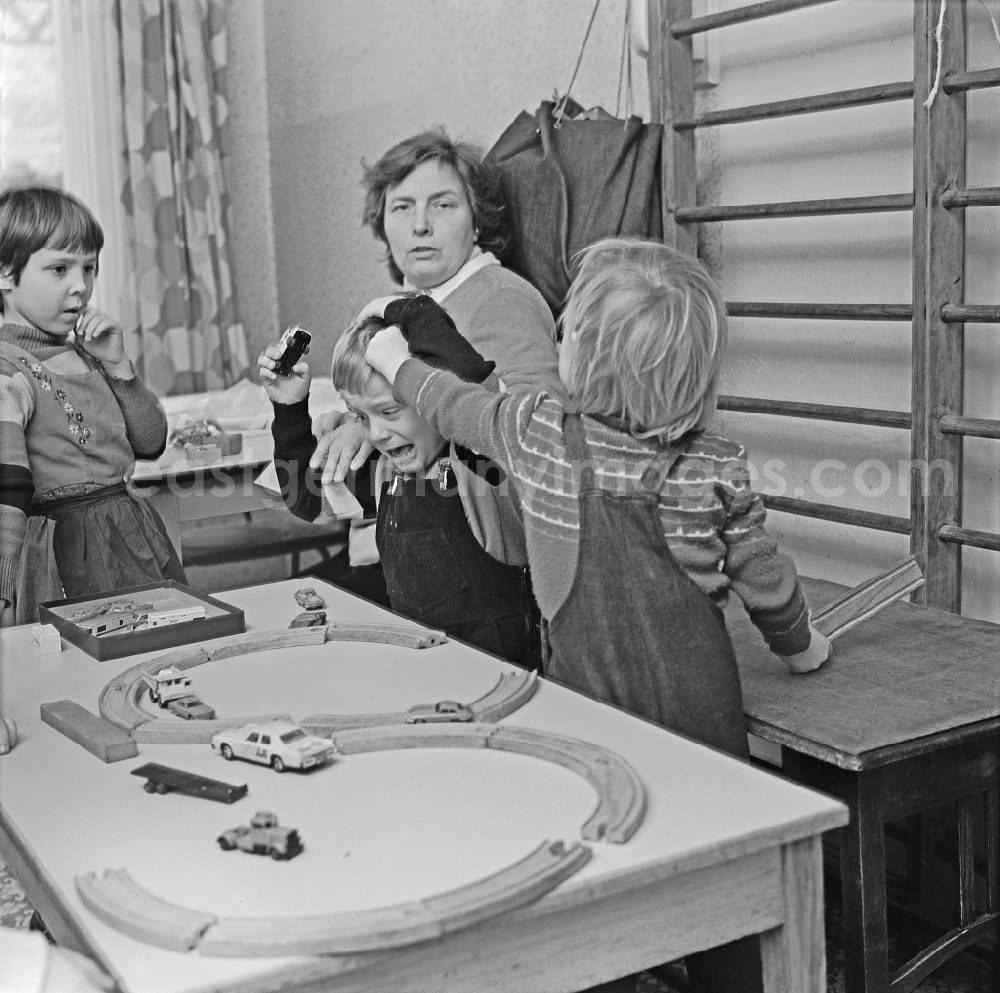 GDR photo archive: Berlin - Dispute scene and hair pulling between small children in a kindergarten on Friedenstrasse in Berlin East Berlin on the territory of the former GDR, German Democratic Republic