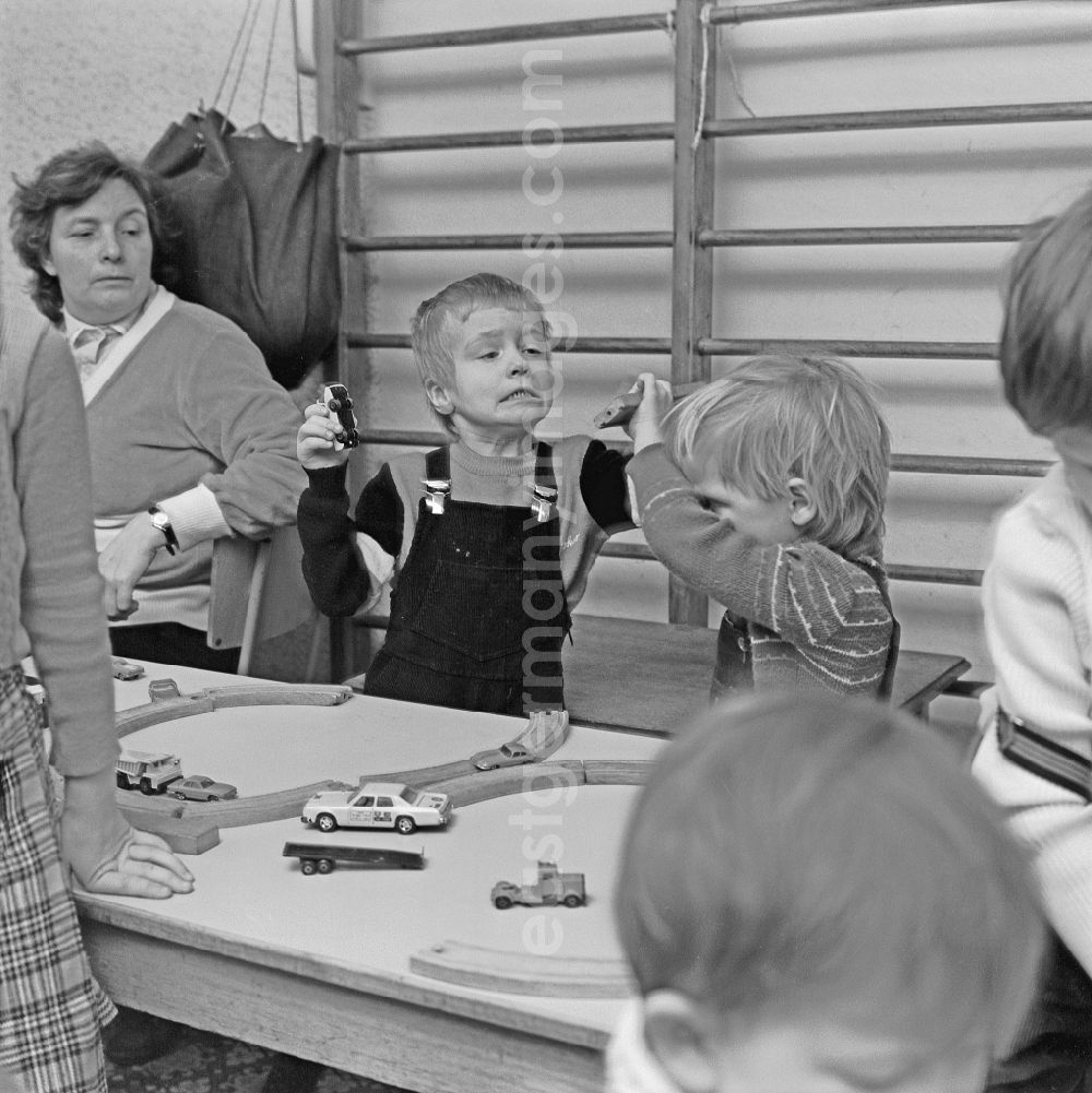 GDR picture archive: Berlin - Dispute scene and hair pulling between small children in a kindergarten on Friedenstrasse in Berlin East Berlin on the territory of the former GDR, German Democratic Republic