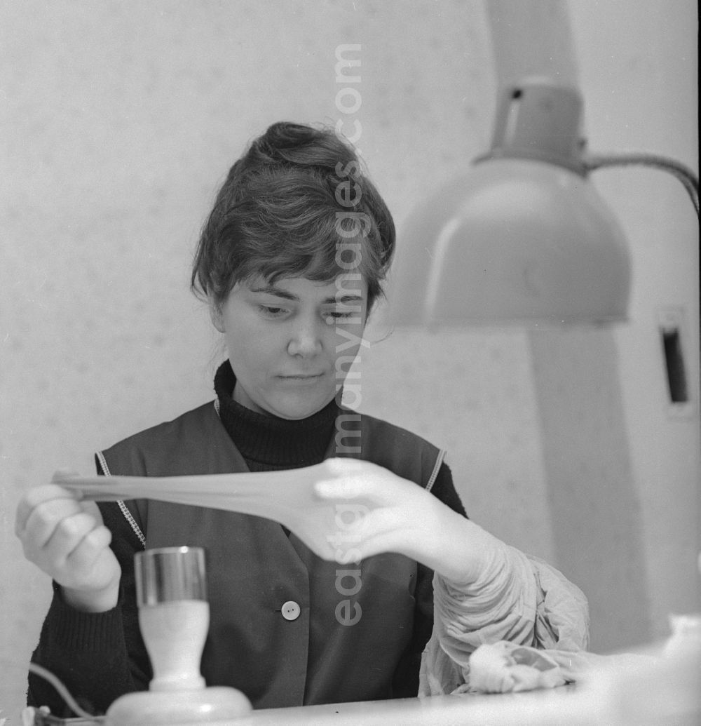 GDR photo archive: Berlin - Stocking plug at work in Berlin, the former capital of the GDR, the German Democratic Republic