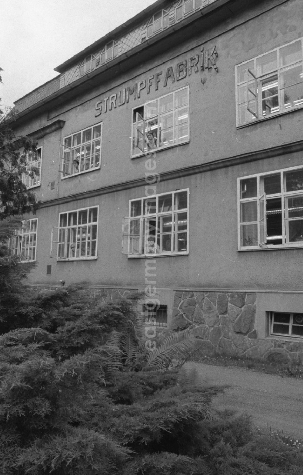 GDR image archive: Thalheim - Outside - facade of the women's company of the stocking factory for the production of nylon - women's stockings as VEB fine stockings Esda in Thalheim in the Ore Mountains in the state of Saxony on the territory of the former GDR, German Democratic Republic