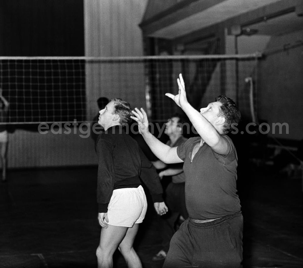 GDR photo archive: Ilmenau - Studenten der Hochschule für Elektrotechnik (HfE) in Ilmenau spielen in der angegliederten Turnhalle Volleyball.