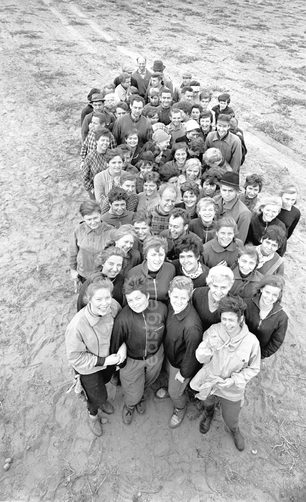 GDR picture archive: unbekannter Ort - Blick von oben auf Studenten - Brigade auf dem Lande stehen eng zusammen.