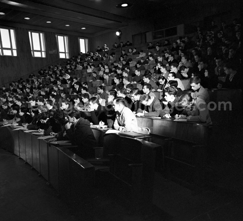 GDR image archive: Ilmenau - Studenten der Hochschule für Elektrotechnik (HfE) in Ilmenau nehmen im Hörsaal an einer Vorlesung teil.