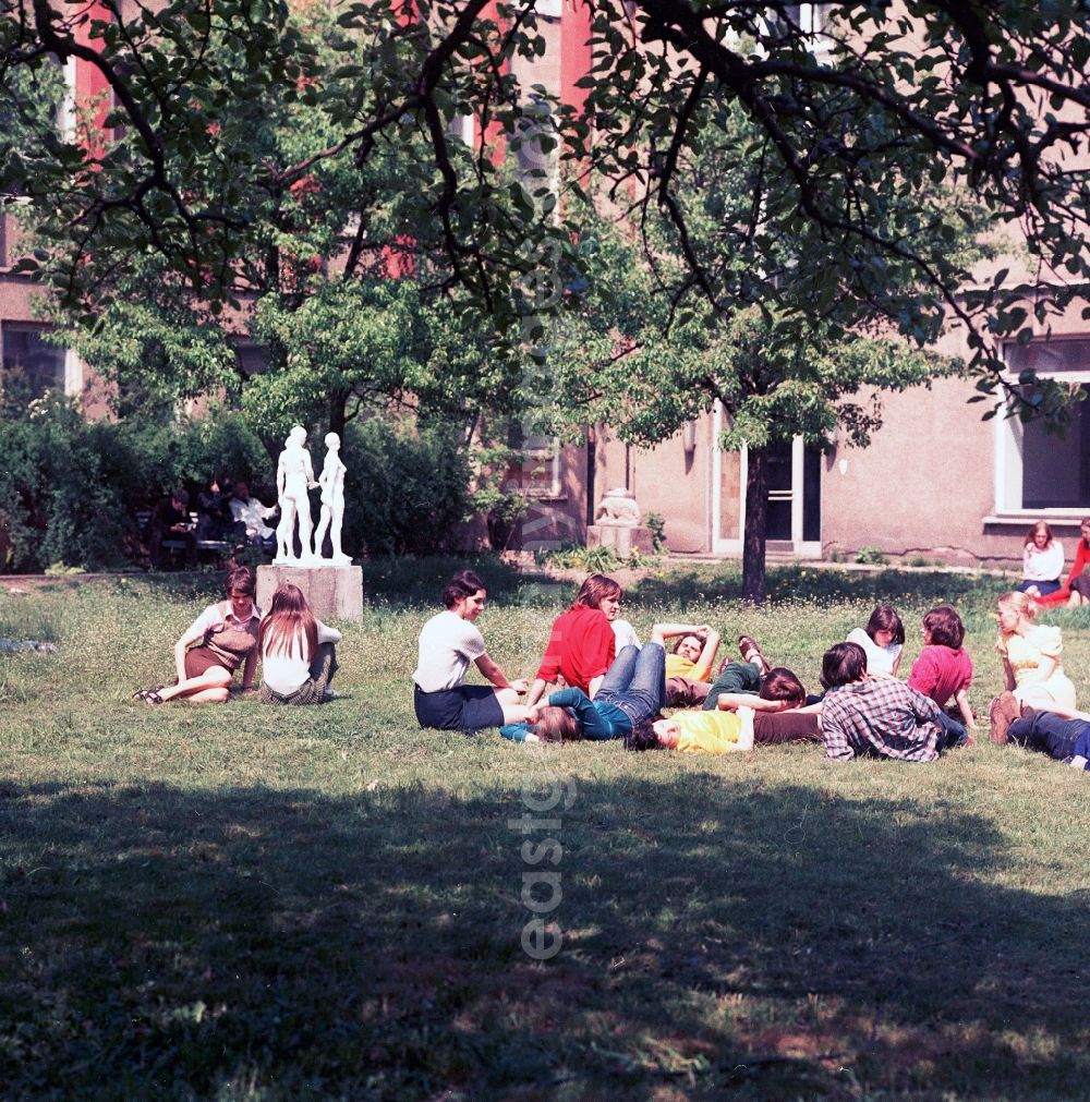 Berlin: Students of the art college of Berlin white lake lie in the inner courtyard on the meadow and enjoy the sun in Berlin, the former capital of the GDR, German democratic republic