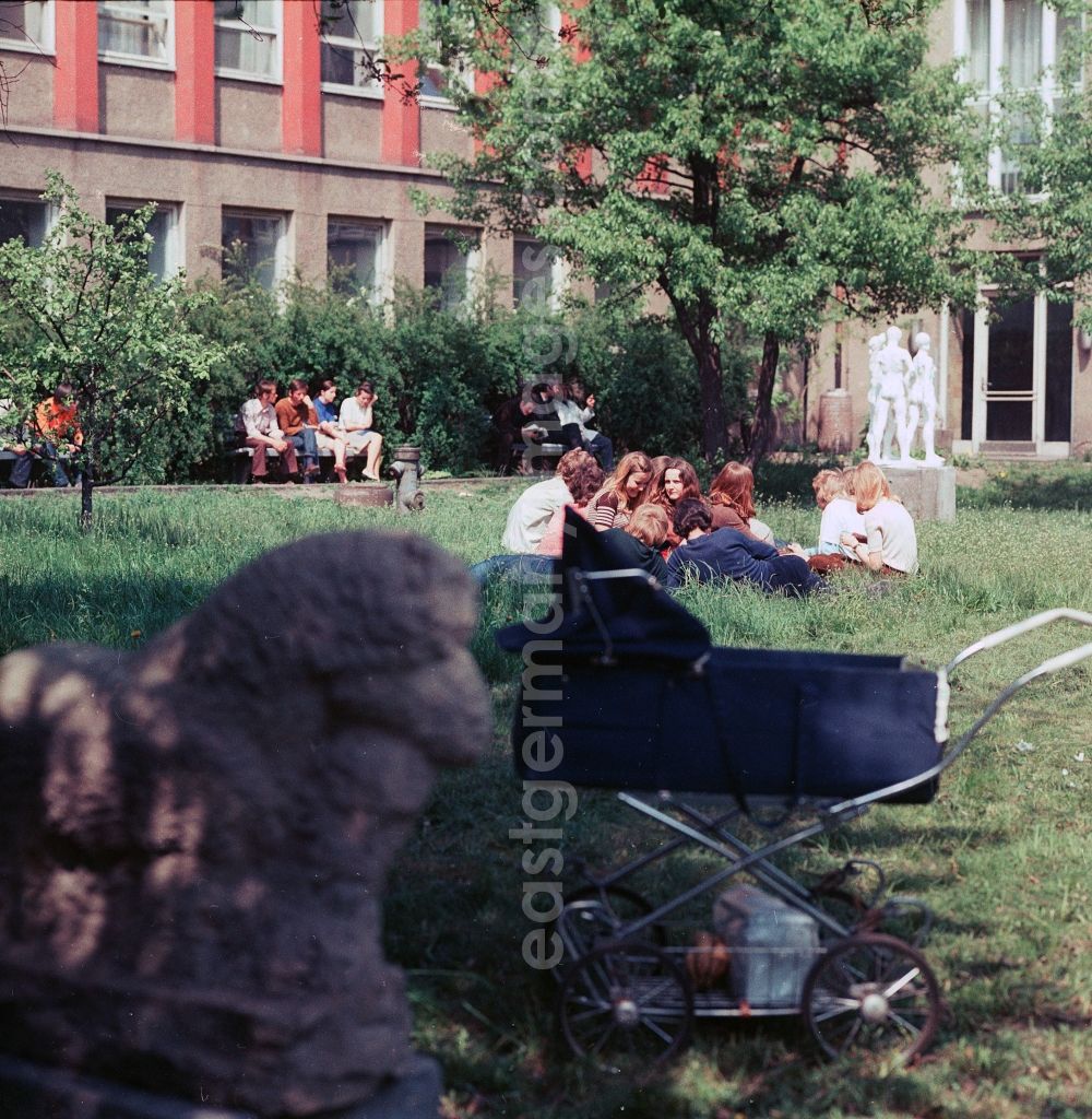 GDR image archive: Berlin - Students of the art college of Berlin white lake lie in the inner courtyard on the meadow and enjoy the sun in Berlin, the former capital of the GDR, German democratic republic