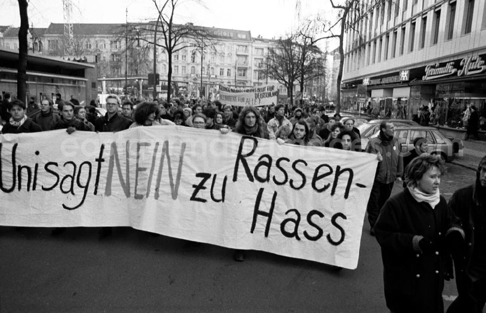 GDR picture archive: Berlin - Studentendemo gegen Rassismus 16.12.92