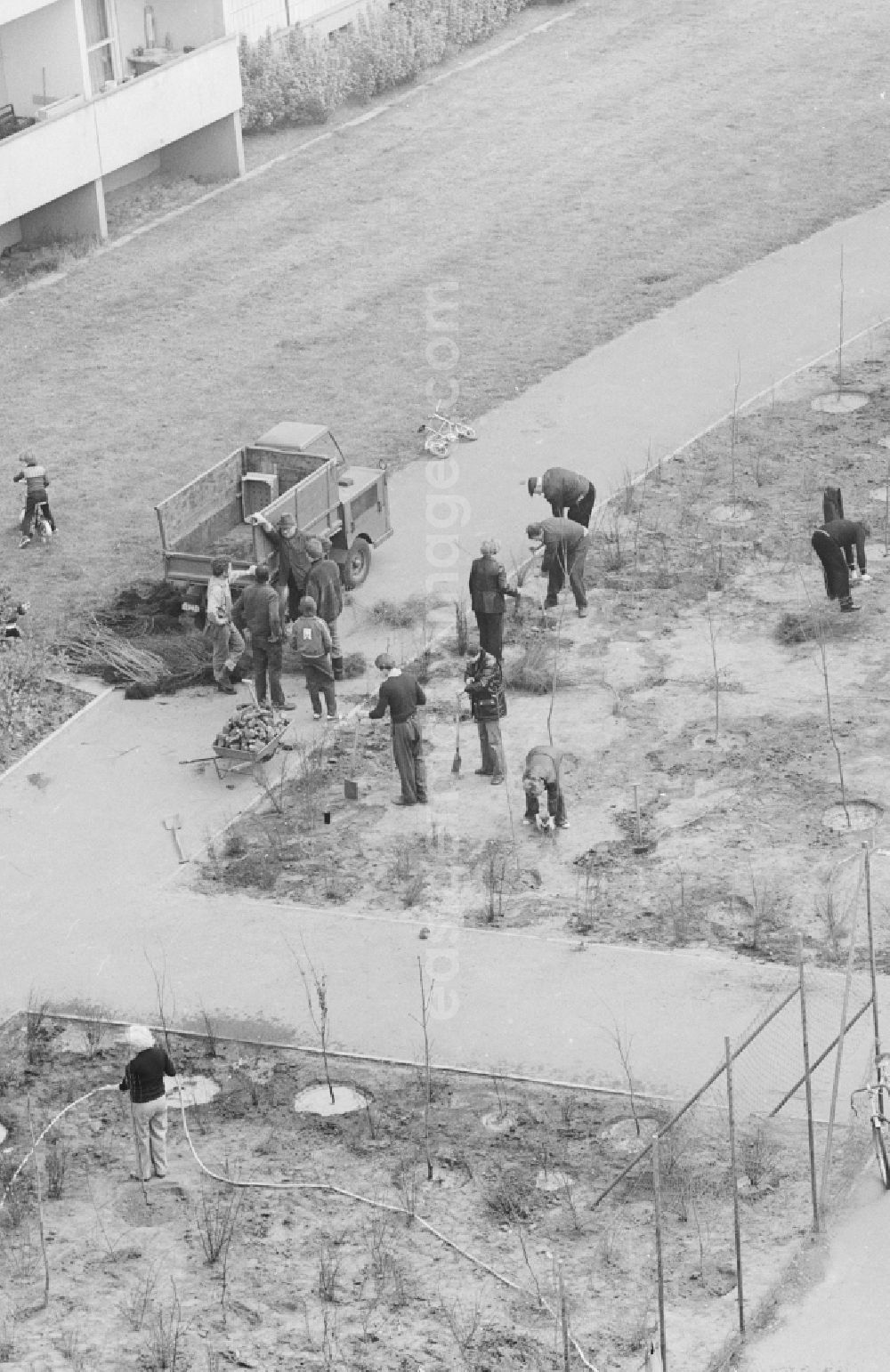 Berlin: Subbotnik, voluntary labor in the courtyard in a new residential area in Berlin, the former capital of the GDR, the German Democratic Republic. This was • Annual spring cleaning in the cities, this waste was eliminated, streets were swept, planted trees and shrubs, and much more