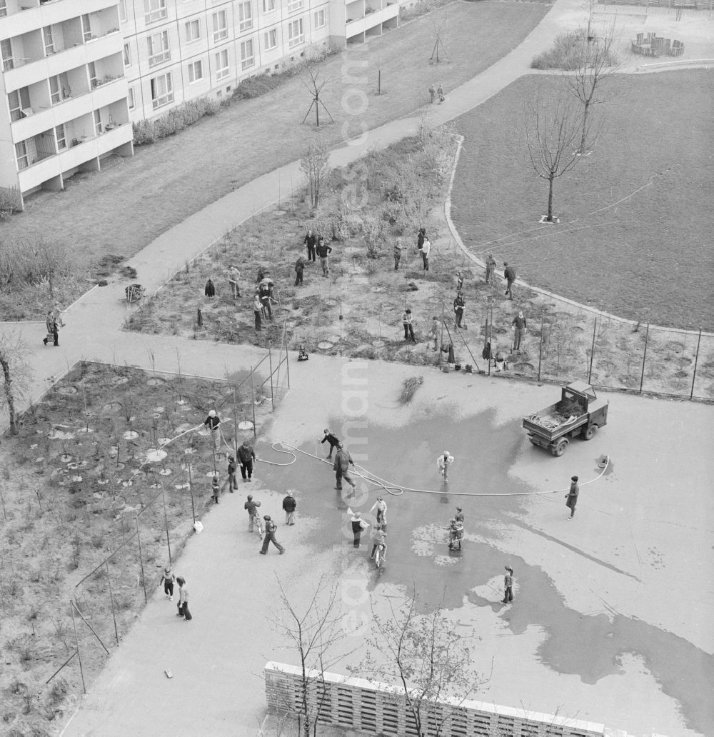 GDR image archive: Berlin - Subbotnik, voluntary labor in the courtyard in a new residential area in Berlin, the former capital of the GDR, the German Democratic Republic. This was • Annual spring cleaning in the cities, this waste was eliminated, streets were swept, planted trees and shrubs, and much more