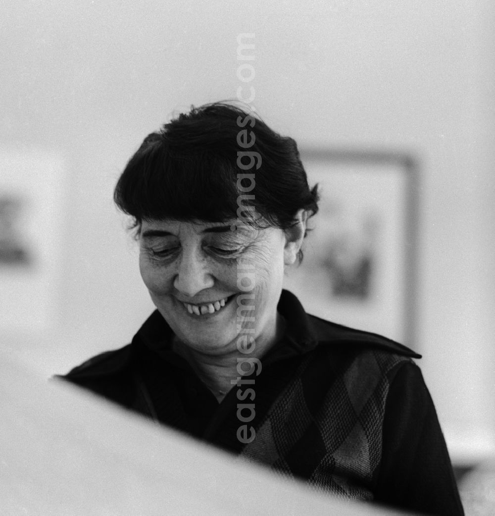 GDR photo archive: Ückeritz - The painter and graphic artist Susanne Kandt-Horn (1914 - 1996) in Ueckeritz in Mecklenburg-Western Pomerania in the field of the former GDR, German Democratic Republic. She dominated sovereign various techniques: oil painting, watercolor, drawing, lithograph, zincography, mosaics