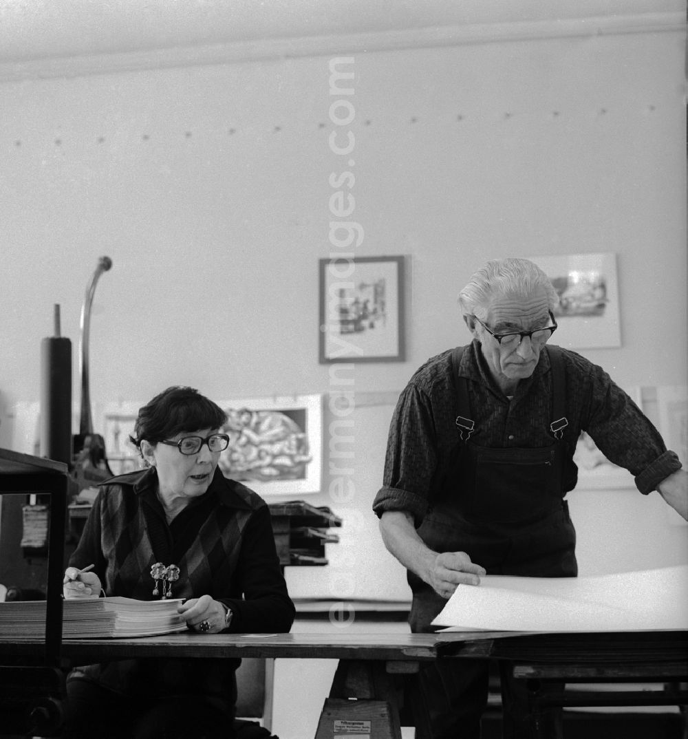 GDR image archive: Ückeritz - The painter and graphic artist Susanne Kandt-Horn (1914 - 1996) in Ueckeritz in Mecklenburg-Western Pomerania in the field of the former GDR, German Democratic Republic. Here the painter and graphic artist Arno Mohr (1910 - 20