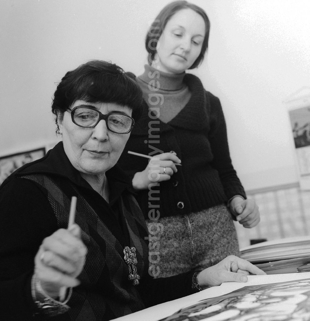GDR picture archive: Ückeritz - The painter and graphic artist Susanne Kandt-Horn (1914 - 1996) in Ueckeritz in Mecklenburg-Western Pomerania in the field of the former GDR, German Democratic Republic. She dominated sovereign various techniques: oil painting, watercolor, drawing, lithograph, zincography, mosaics