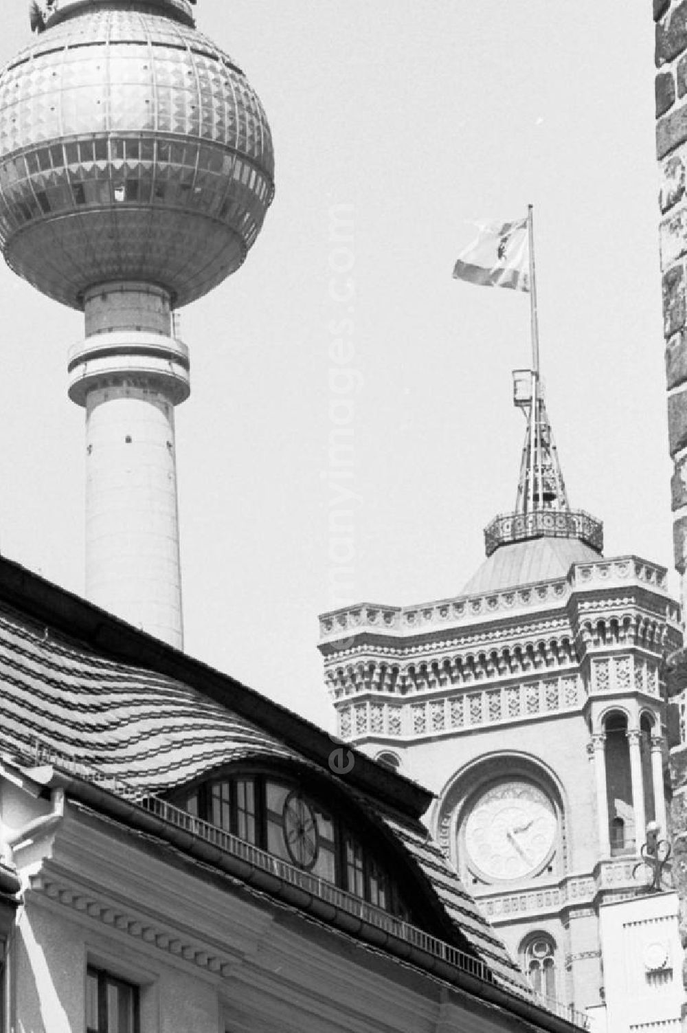GDR picture archive: Berlin - Symbol-Bild, Anschnitt Mehrfamilienhaus im Nikolai-Viertel mit Turm des Rotem Rathaus und dem Fernsehturm.