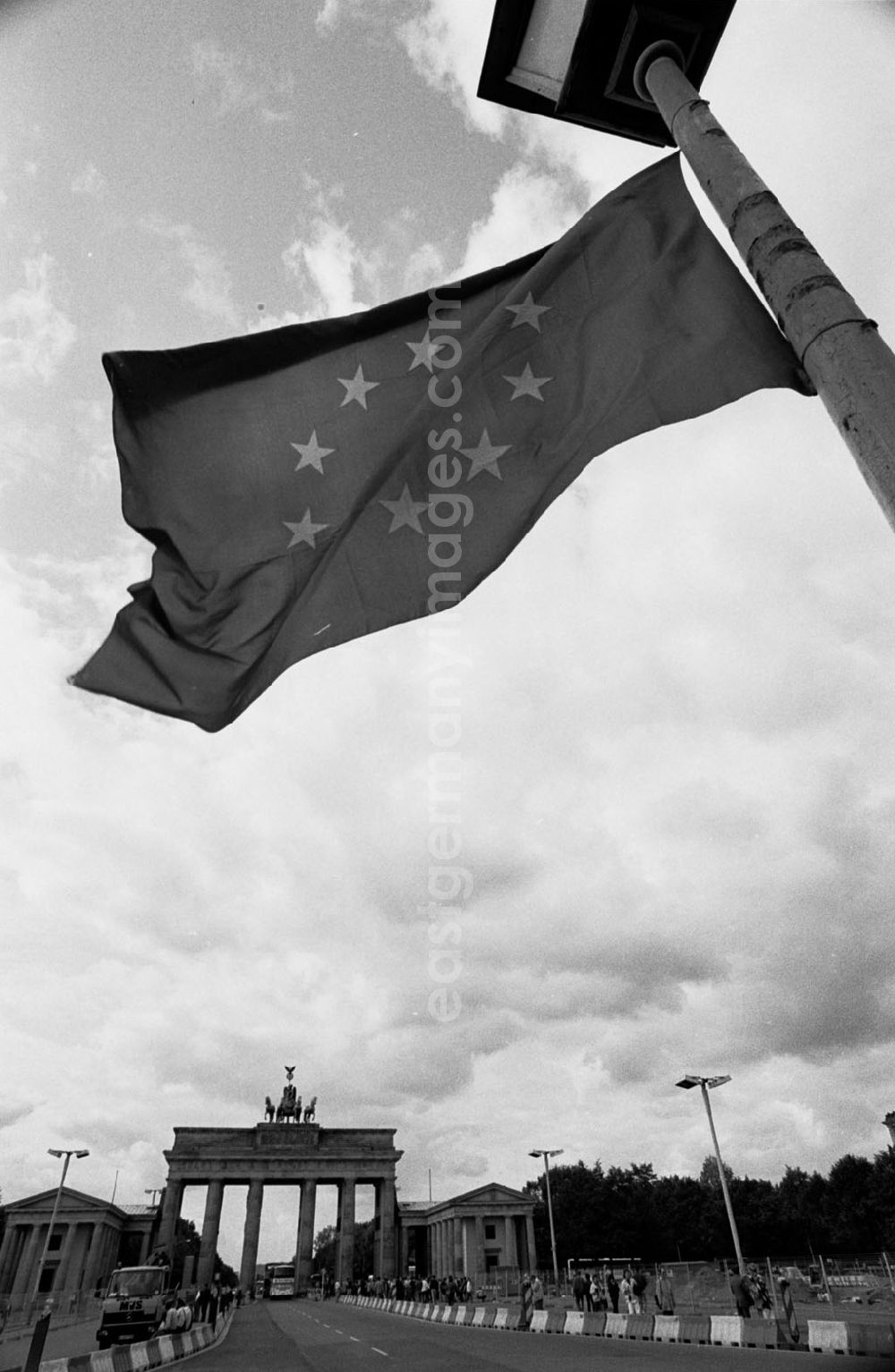 GDR image archive: Berlin - Strassenführung durch das Brandenburger Tor, Europa-Flagge an Laterne.