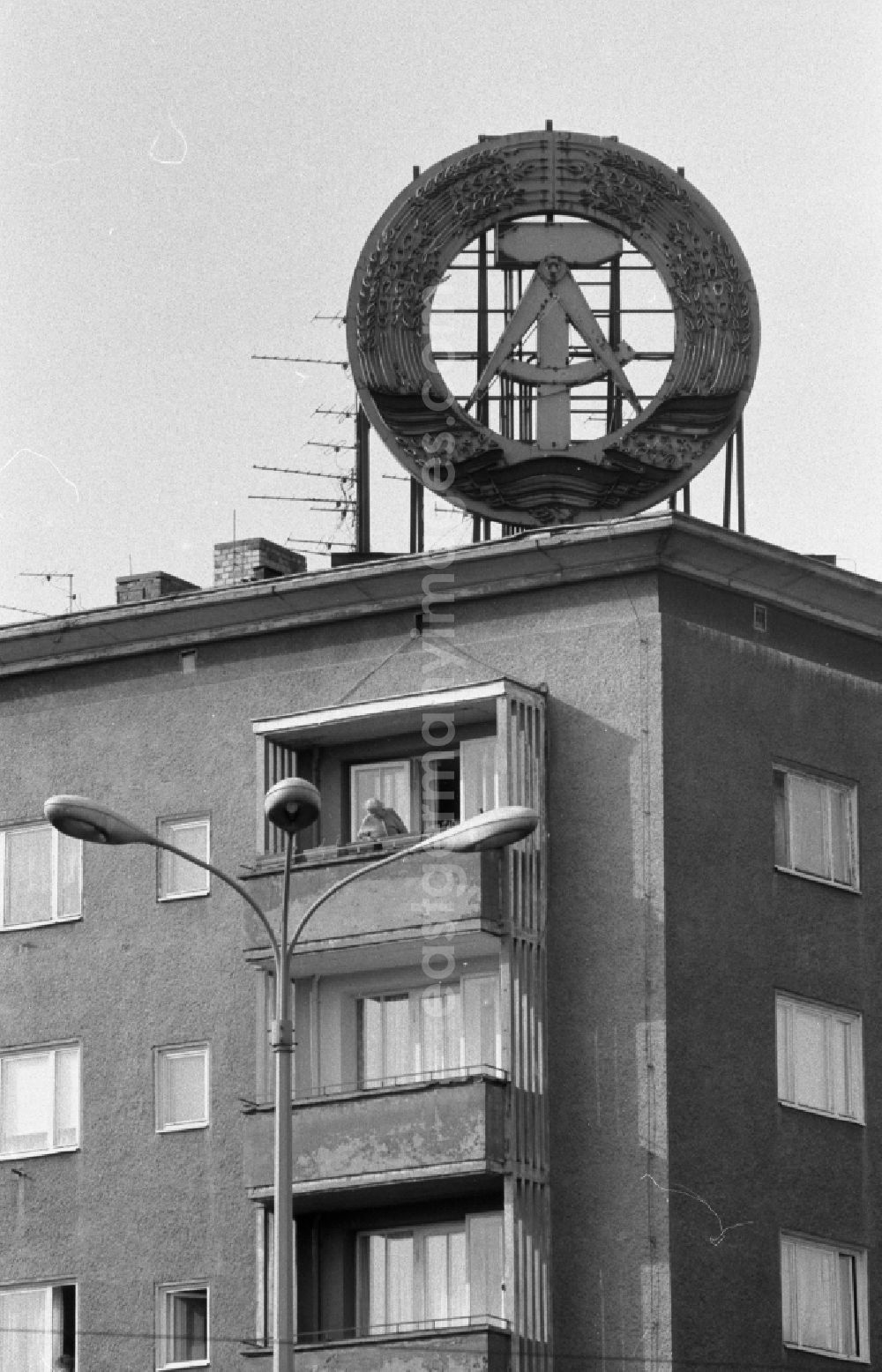 GDR image archive: Berlin - Emblem und Symbol- Kennzeichen on the roof of a house in the district Friedrichshain in Berlin Eastberlin on the territory of the former GDR, German Democratic Republic