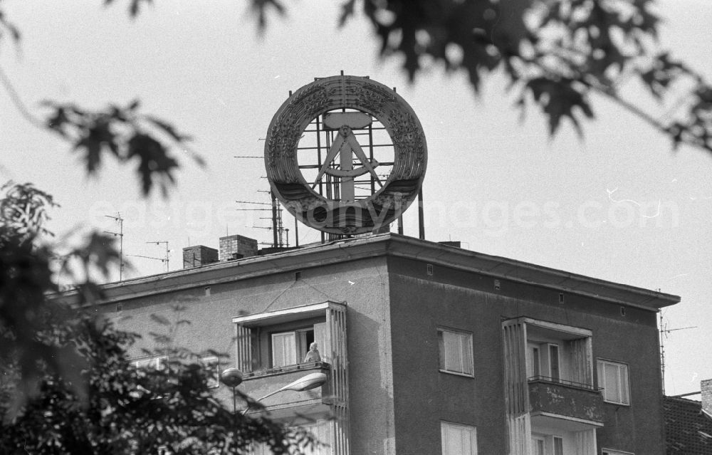 GDR picture archive: Berlin - Emblem und Symbol- Kennzeichen on the roof of a house in the district Friedrichshain in Berlin Eastberlin on the territory of the former GDR, German Democratic Republic