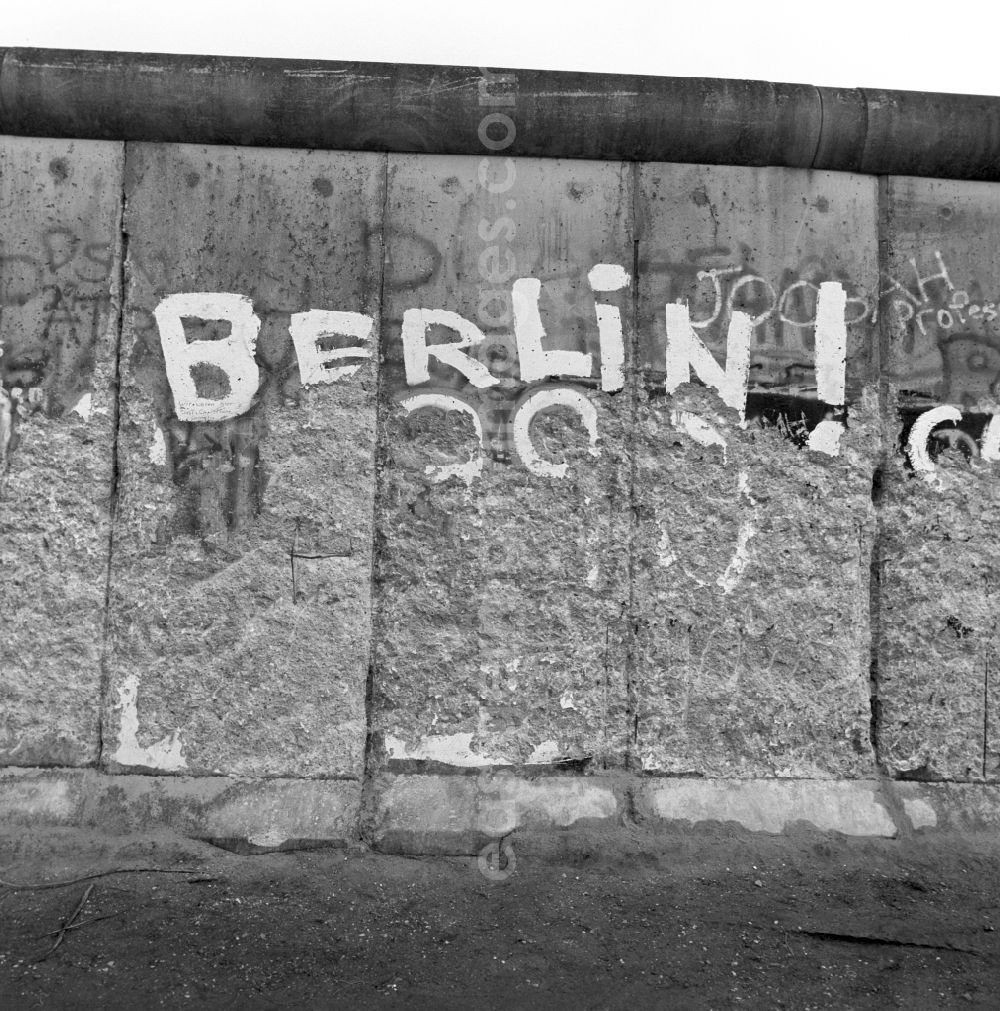 GDR image archive: Berlin - Symbol picture of incipient demolition of the Berlin Wall